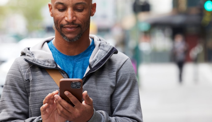 Man die naar zijn mobiele telefoon kijkt